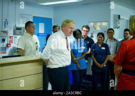 - RETRANSMISSION de corriger la date. Premier ministre Boris Johnson parle au personnel médical au cours de sa visite à l'Hôpital général de Watford, suite aux récentes annonces sur de nouveaux fonds pour le NHS. Banque D'Images