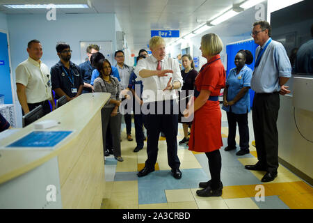 - RETRANSMISSION de corriger la date. Premier ministre Boris Johnson parle au personnel médical au cours de sa visite à l'Hôpital général de Watford, suite aux récentes annonces sur de nouveaux fonds pour le NHS. Banque D'Images