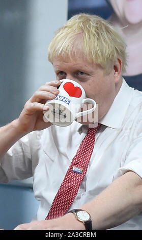 - RETRANSMISSION de corriger la date. Premier ministre Boris Johnson boissons à partir d'une tasse du NHS au cours de sa visite à l'Hôpital général de Watford, suite aux récentes annonces sur de nouveaux fonds pour le NHS. Banque D'Images