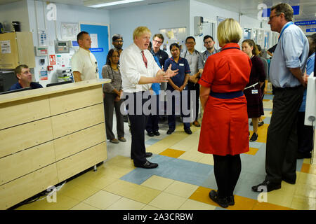 - RETRANSMISSION de corriger la date. Premier ministre Boris Johnson parle au personnel médical au cours de sa visite à l'Hôpital général de Watford, suite aux récentes annonces sur de nouveaux fonds pour le NHS. Banque D'Images