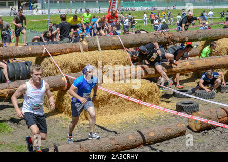 Engelberg, Suisse - 2 juin 2019 : les personnes qui participent au Fischerman's friend strongman run à Engelberg sur les Alpes Suisses Banque D'Images