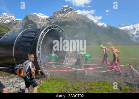 Engelberg, Suisse - 2 juin 2019 : les personnes qui participent au Fischerman's friend strongman run à Engelberg sur les Alpes Suisses Banque D'Images