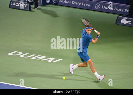 Dubaï, Émirats arabes unis. 1er mars 2019. L'ancien no. 1 de la suisse Roger Federer joue au cours de ses deux manches de gagner contre le Croate Borna Coric dans la demi finale du 2019 Dubai Duty Free Tennis Championships 2019. Federer a gagné 6-2, 6-2 Banque D'Images