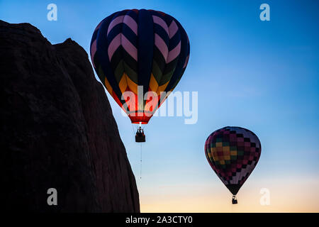 Ballons à air chaud près de bluff, 'Dawn' event, Red Rock Balloon Rally, Gallup, Nouveau Mexique, USA Banque D'Images