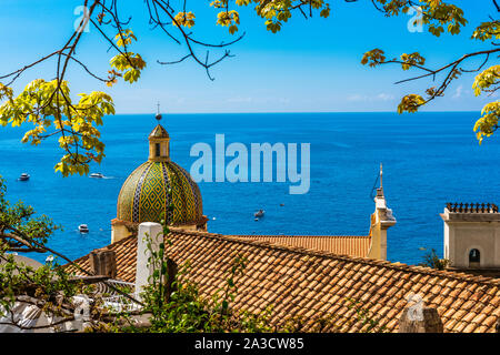 L'église de Santa Maria Assunta dans la belle ville italienne de Positano sur la Côte Amalfitaine Banque D'Images