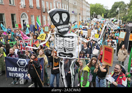 Les membres de la rébellion Extinction commencer une semaine de l'action directe pour mettre en évidence les Gouvernements irlandais dans l'action climatique dans le centre-ville de Dublin. Banque D'Images