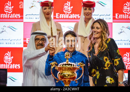 Dubaï, Émirats arabes unis, 30 mars 2019. Christophe Soumillon célèbre comme Thunder Snow devient le premier cheval de l'histoire à remporter la Coupe du Monde de Dubaï deux fois. Formés par Saeed bin Suroor pour propriétaires Godolphin Banque D'Images