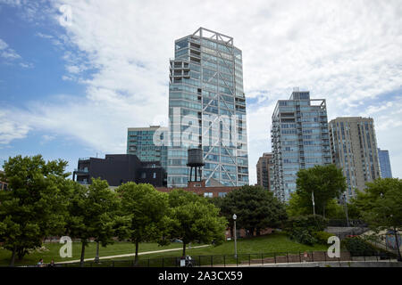 A. Le parc Montgomery Ward connu comme Parc erie et erie dans le parc condos résidentiels dans le quartier de River North Chicago Illinois Etats-Unis d'un Banque D'Images