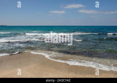 Le clapotis des vagues de la plage doucement Banque D'Images