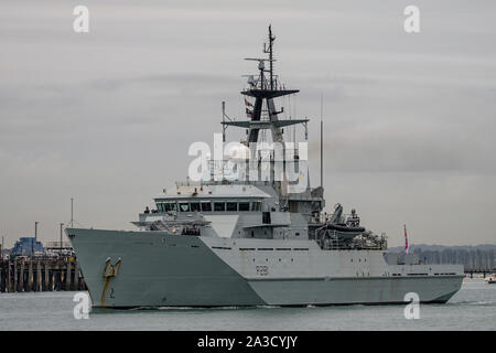 La Royal Navy 1 lot des patrouilles de classe River Tyne HMS (P281) vu quitter le port de Portsmouth, Royaume-Uni le 7/10/19 pour l'escadron de l'exercice. Banque D'Images