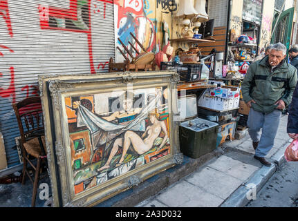 Les antiquités et de bric-à-brac marché sur la rue Ermou à Monastiraki, dans le centre d'Athènes, Grèce Banque D'Images