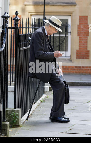 Lord Elton, pairs conservateur Rodney Elton, 2e baron Elton, prend un repos à Westminster, London, UK Banque D'Images