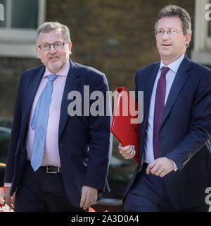 David Mundell (à gauche), Secrétaire d'État pour l'Écosse et Jeremy Wright (à droite), Secrétaire d'État pour le numérique, la culture, des médias et du Sport à Downing Banque D'Images