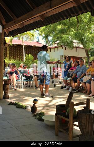 Le guide local parle de navire de croisière réduite à une excursion, à propos de la culture et les coutumes locales traditionnelles en Haïti. Banque D'Images