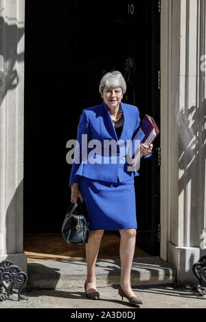 Le Premier ministre britannique Theresa peut s'écarte pas de 10 Downing Street pour les logements familiaux sur son dernier jour de juillet 2019, Office, Londres, UK Banque D'Images