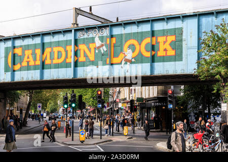 L'emblématique pont ferroviaire Camden Lock signe par marché de Camden High Street, Camden Town, London, Banque D'Images