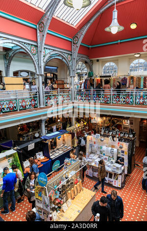 Les gens et les touristes shopping à cale dans la cour d'équitation à l'intérieur de l'époque victorienne historique, Camden Lock, Marché de Camden, Camden Town, London, UK Banque D'Images