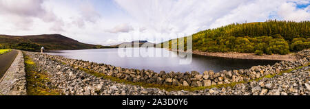 Vue panoramique sur l'eau à Llyn Celyn, NP, Snowdonia au Pays de Galles, Royaume-Uni Banque D'Images