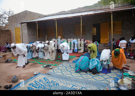 Tsjaad Handicapt Mongo Tchad les gens pour une réunion en priant le soir 20-6-2016 Photo : Claude Rostand Jaco Banque D'Images