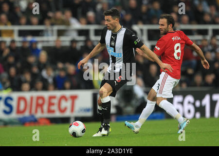 NEWCASTLE Upon Tyne, 6 octobre Fabian Schar de Newcastle United en action avec Juan Mata de Manchester United au cours de la Premier League match entre Newcastle United et Manchester United à St James Park, Newcastle Le dimanche 6 octobre 2019. (Crédit : Mark Fletcher | MI News) Banque D'Images