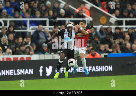 NEWCASTLE Upon Tyne, 6 octobre Allan Saint-Maximin de Newcastle United batailles avec Manchester United, Andreas Pereira au cours de la Premier League match entre Newcastle United et Manchester United à St James Park, Newcastle Le dimanche 6 octobre 2019. (Crédit : Mark Fletcher | MI News) Banque D'Images