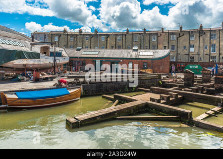 Port flottant à Underfall Yard avec pompe victorienne chambre, Bristol, Avon, England, UK. Banque D'Images