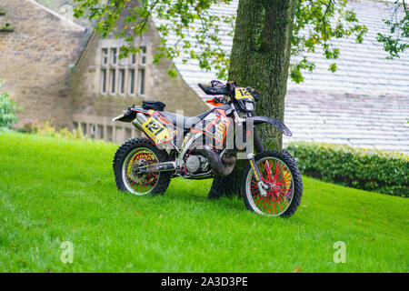 Motocross dirt bike sur fond d'herbe Banque D'Images