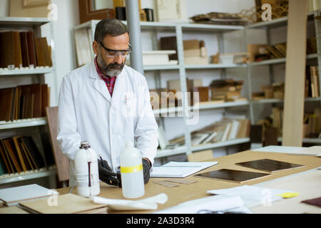 Chercheur Senior male dans une couleur lab Banque D'Images