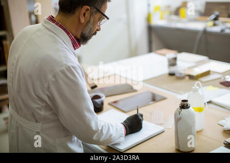 Chercheur Senior male dans une couleur lab Banque D'Images