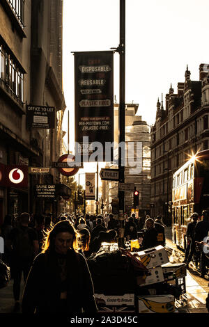 Une longue rue principale à Holborn, Londres, Angleterre, Royaume-Uni. Banque D'Images