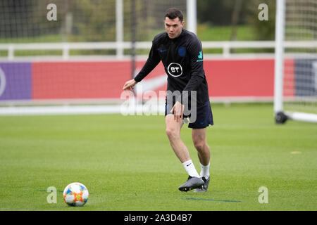 Burton upon Trent, Royaume-Uni. 07Th Oct, 2019. Michael Keane au cours de la formation avant d'Angleterre l'UEFA Euro 2020 contre la République tchèque, qualificatif à St George's Park, le 7 octobre 2019 à Burton-upon-Trent, en Angleterre. Credit : PHC Images/Alamy Live News Banque D'Images