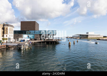 Copenhague, Danemark : Royal Danish Playhouse (Skuespilhuset) à gauche, et l'Opéra de Copenhague (Operaen) droit, sur le port. Banque D'Images