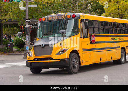 La ville de Québec, Canada - 5 octobre 2019 : un bus scolaire jaune sur la Rue de la Couronne. Banque D'Images