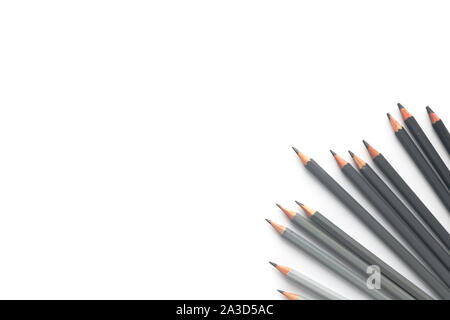 De nombreux crayons gris sur fond blanc. Vue d'en haut Banque D'Images