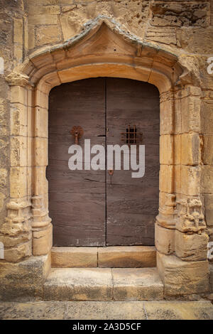 Vieille porte en bois avec porte de pierre médiévale Banque D'Images