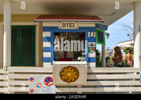 Un bureau de plage sur le front de mer de Viareggio, une destination touristique populaire dans la côte de la Versilia, dans une journée ensoleillée, Toscane, Italie Banque D'Images