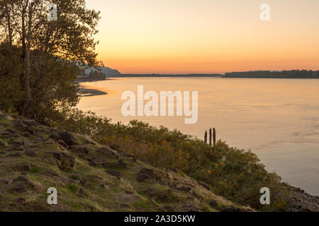 Vue sur le coucher du soleil de Corbett sur le fleuve Columbia, New York Banque D'Images