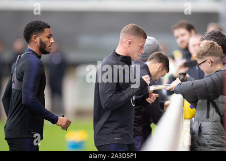 Burton upon Trent, Royaume-Uni. 07Th Oct, 2019. Ross Barkley, signe des autographes à la suite de la formation préalable à l'UEFA Euro 2020 contre la République tchèque, qualificatif à St George's Park, le 7 octobre 2019 à Burton-upon-Trent, en Angleterre. Credit : PHC Images/Alamy Live News Banque D'Images