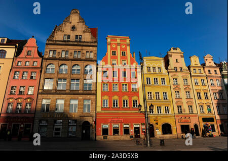 Wroclaw, Pologne. Façades de vieux immeubles sur Rynek (Place du marché). Banque D'Images