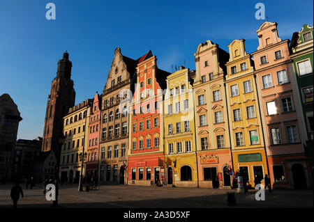 Wroclaw, Pologne. Façades de vieux immeubles sur Rynek (Place du marché). Banque D'Images