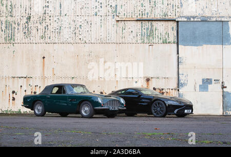 1967 Aston Martin volante et 2019 Aston Martin Vantage V8 à Bicester heritage centre automne dimanche scramble event. , Bicester Oxfordshire, UK Banque D'Images