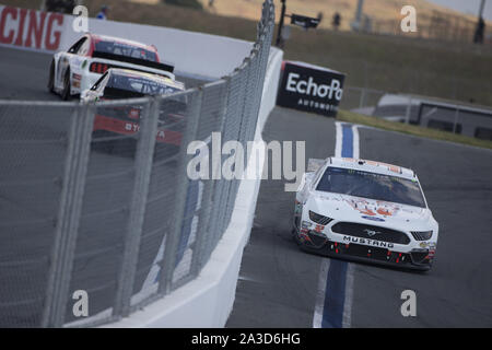 Concord, Caroline du Nord, USA. Sep 30, 2019. Corey LaJoie (32) combats pour la position de la Bank of America APPROBATION 400 à Charlotte Motor Speedway à Concord, en Caroline du Nord. (Crédit Image : © Stephen A. Arce/ASP) Banque D'Images