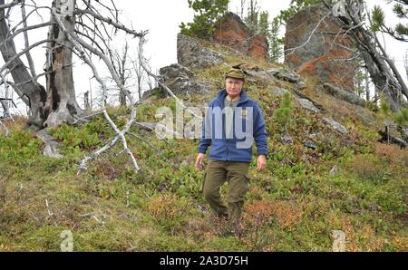 La Sibérie, la Russie. 06 octobre, 2019. Le président russe Vladimir Poutine de la randonnée dans la taïga sibérienne forêt près de la frontière mongole au cours d'une pause d'anniversaire le 6 octobre 2019 dans le sud de la Sibérie, en Russie. Poutine tourne 67 ans le 7 octobre. Credit : Alexei Druzhinin/Kremlin extérieure/Alamy Live News Banque D'Images