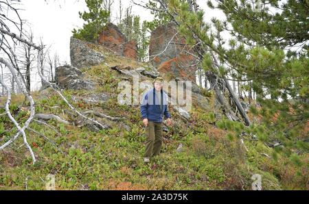 La Sibérie, la Russie. 06 octobre, 2019. Le président russe Vladimir Poutine de la randonnée dans la taïga sibérienne forêt près de la frontière mongole au cours d'une pause d'anniversaire le 6 octobre 2019 dans le sud de la Sibérie, en Russie. Poutine tourne 67 ans le 7 octobre. Credit : Alexei Druzhinin/Kremlin extérieure/Alamy Live News Banque D'Images