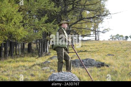 La Sibérie, la Russie. 06 octobre, 2019. Le président russe Vladimir Poutine de la randonnée dans la taïga sibérienne forêt près de la frontière mongole au cours d'une pause d'anniversaire le 6 octobre 2019 dans le sud de la Sibérie, en Russie. Poutine tourne 67 ans le 7 octobre. Credit : Alexei Druzhinin/Kremlin extérieure/Alamy Live News Banque D'Images