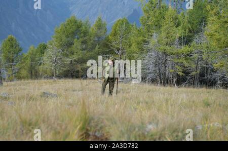 La Sibérie, la Russie. 06 octobre, 2019. Le président russe Vladimir Poutine de la randonnée dans la taïga sibérienne forêt près de la frontière mongole au cours d'une pause d'anniversaire le 6 octobre 2019 dans le sud de la Sibérie, en Russie. Poutine tourne 67 ans le 7 octobre. Credit : Alexei Druzhinin/Kremlin extérieure/Alamy Live News Banque D'Images