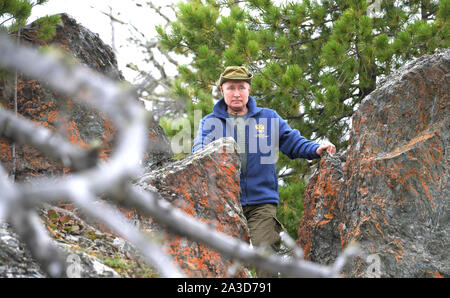 La Sibérie, la Russie. 06 octobre, 2019. Le président russe Vladimir Poutine d'une montagne randonnées dans la taïga sibérienne forêt près de la frontière mongole au cours d'une pause d'anniversaire le 6 octobre 2019 dans le sud de la Sibérie, en Russie. Poutine tourne 67 ans le 7 octobre. Credit : Alexei Druzhinin/Kremlin extérieure/Alamy Live News Banque D'Images