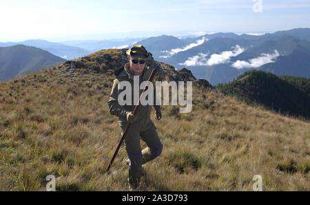 La Sibérie, la Russie. 06 octobre, 2019. Le président russe Vladimir Poutine de la randonnée dans la taïga sibérienne forêt près de la frontière mongole au cours d'une pause d'anniversaire le 6 octobre 2019 dans le sud de la Sibérie, en Russie. Poutine tourne 67 ans le 7 octobre. Credit : Alexei Druzhinin/Kremlin extérieure/Alamy Live News Banque D'Images