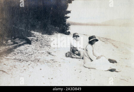 Photographie, c1900 Antique Victorian trois femmes sur une plage au bord du lac. Emplacement inconnu, probablement la Nouvelle Angleterre, USA. SOURCE : photographie originale Banque D'Images