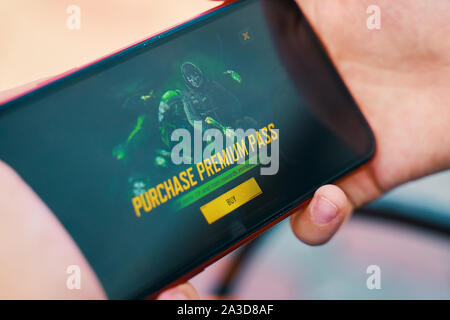 Bichkek, Kirghizistan - le 10 octobre 2019 : pas de prime d'achat. Jeu en ligne homme jouant dans call of duty mobile sur iphone 11 Banque D'Images